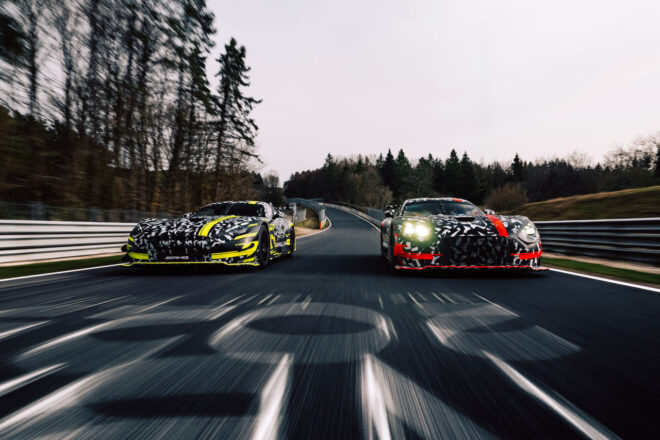 メルセデスAMG GT3（右）とメルセデスAMG GTブラックシリーズ（左）