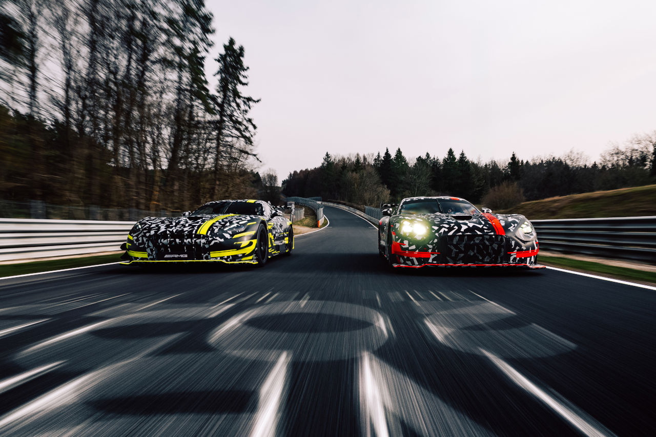 メルセデスAMG GT3（右）とメルセデスAMG GTブラックシリーズ（左）