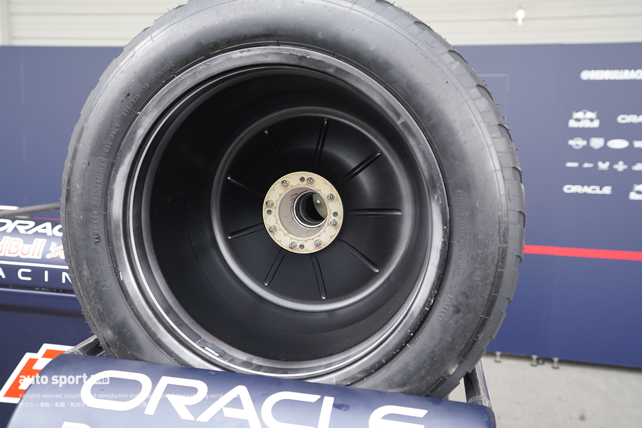 2026年F1第3戦日本GP木曜日　レッドブルのホイール＆ホイールカバー（リヤ）の内側