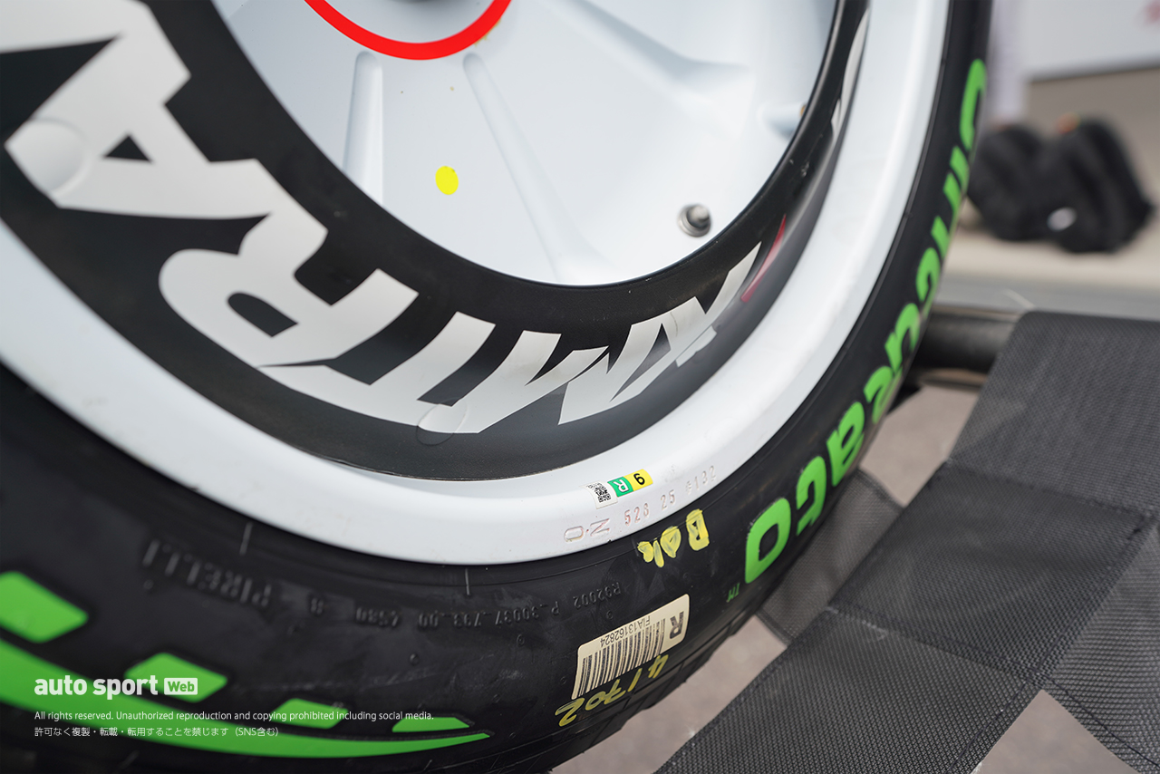2026年F1第3戦日本GP木曜日　レーシングブルズのホイール（リヤ）に刻まれたOZの刻印