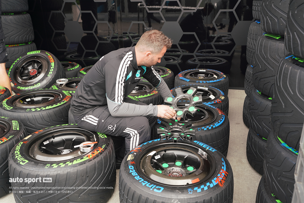 2026年F1第3戦日本GP木曜日　タイヤホイールを準備するメルセデスのメカニック