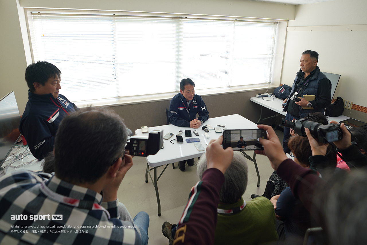 2026年F1第3戦日本GP木曜日　ホンダ・レーシング（HRC）主催の囲み取材に登場した渡辺康治社長