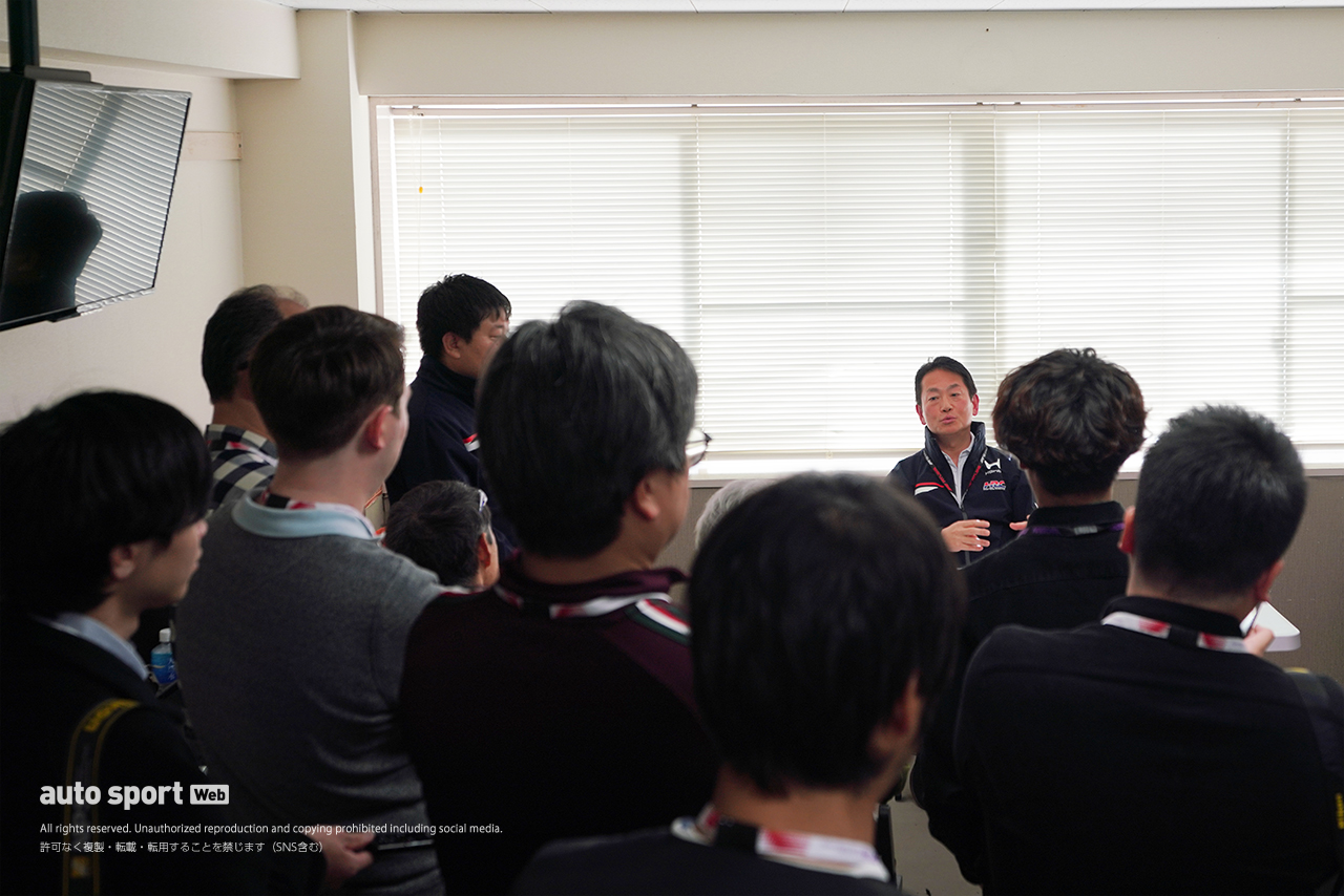 2026年F1第3戦日本GP木曜日　ホンダ・レーシング（HRC）主催の囲み取材に登場した渡辺康治社長