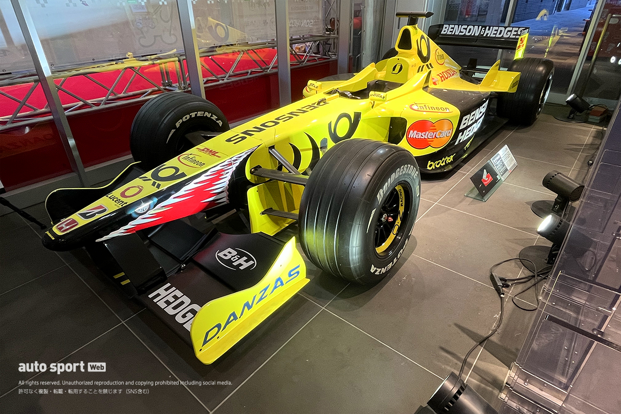 新名神高速道路の鈴鹿パーキングエリアで展示中のジョーダンEJ11（ホンダRA001E）