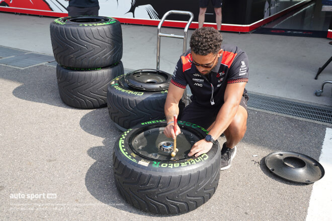 2026年F1第3戦日本GP土曜日／ハースVF-26のフロントホイールと2枚のホイールカバーを装着する様子