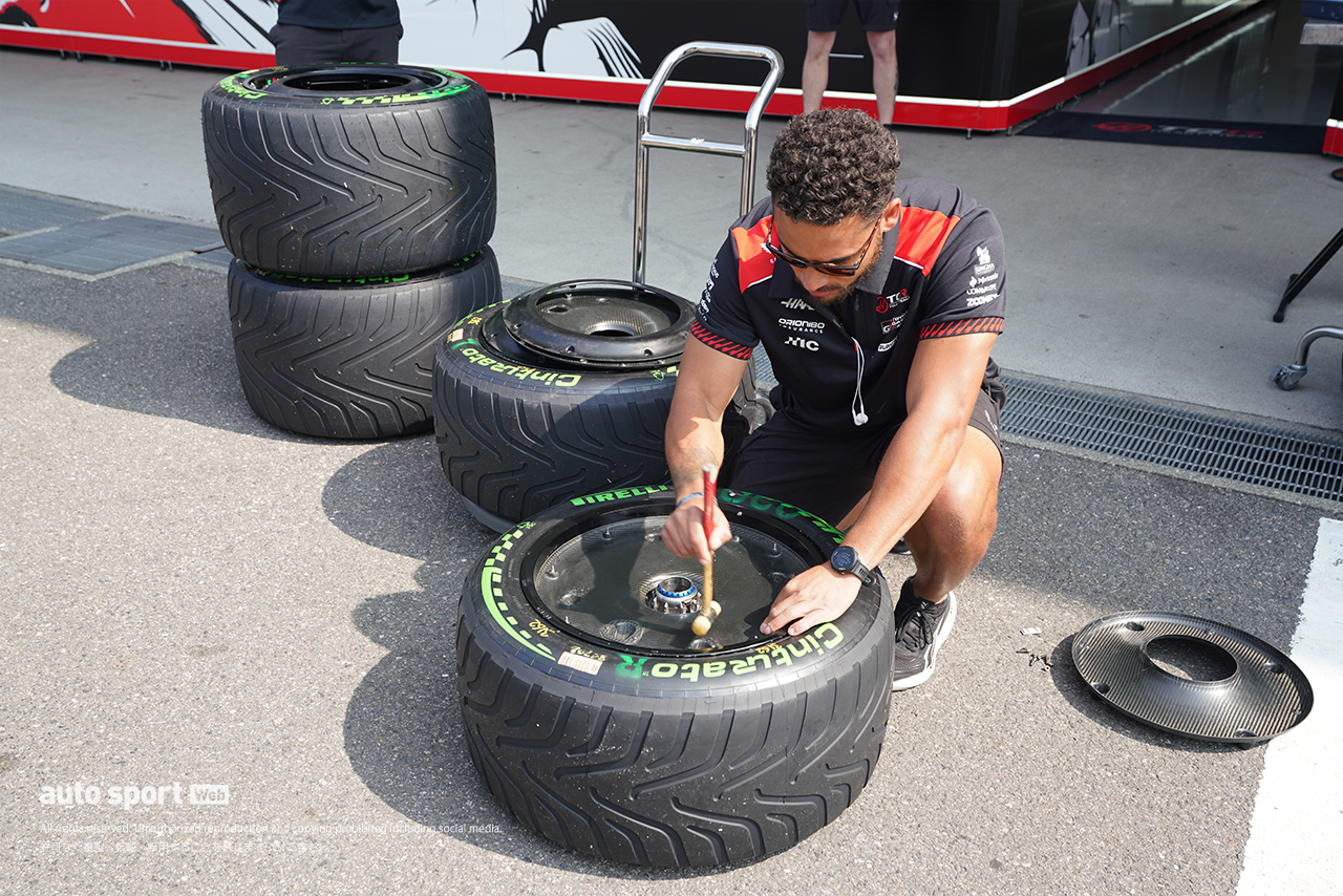 2026年F1第3戦日本GP土曜日／ハースVF-26のフロントホイールと2枚のホイールカバーを装着する様子