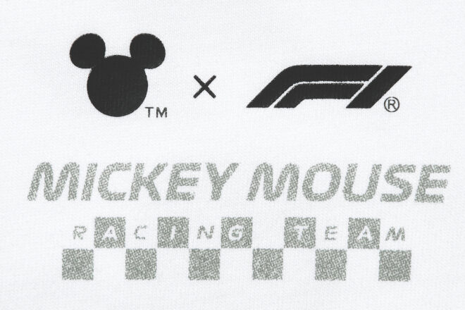 ユニクロ『ディズニー x F1 UT』 MEN（ホワイト／商品番号：489150）／フロントのロゴ