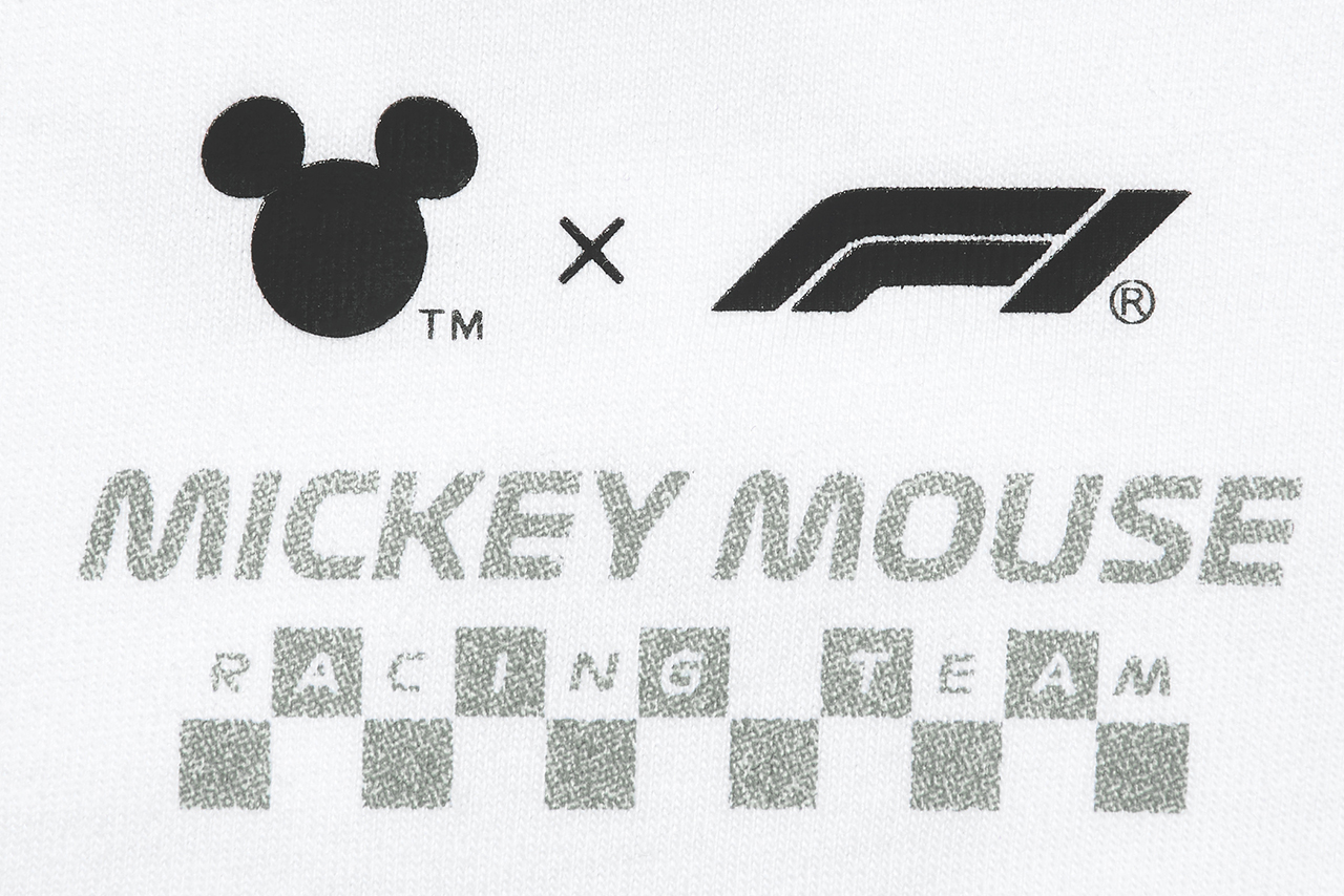 ユニクロ『ディズニー x F1 UT』 MEN（ホワイト／商品番号：489150）／フロントのロゴ