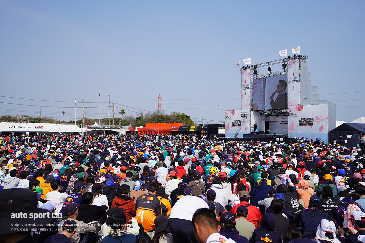 2026年F1第3戦日本GP土曜／予選日　角田裕毅（レッドブル・リザーブドライバー）のトークショー開始を待つファン