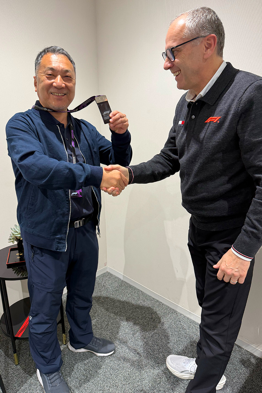 ジャーナリストとしてF1現場で活躍した尾張正博氏に、F1のステファノ・ドメニカリCEOから500戦記念パスが贈られた