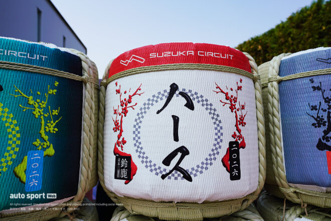 2026年F1第3戦日本GPで展示された日本酒の樽／ハース