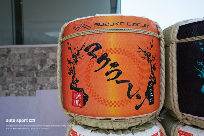 2026年F1第3戦日本GPで展示された日本酒の樽／マクラーレン