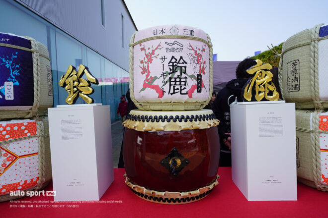 2026年F1第3戦日本GPで展示された日本酒の樽。両隣には立体書道家・深田虹心さんの作品が展示