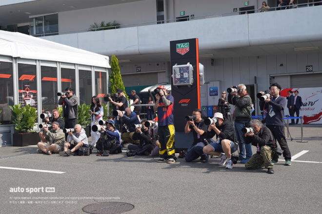 2026年F1第3戦日本GP土曜日／ルイス・ハミルトン（フェラーリ）の通勤風景を撮影するフォトグラファーたち