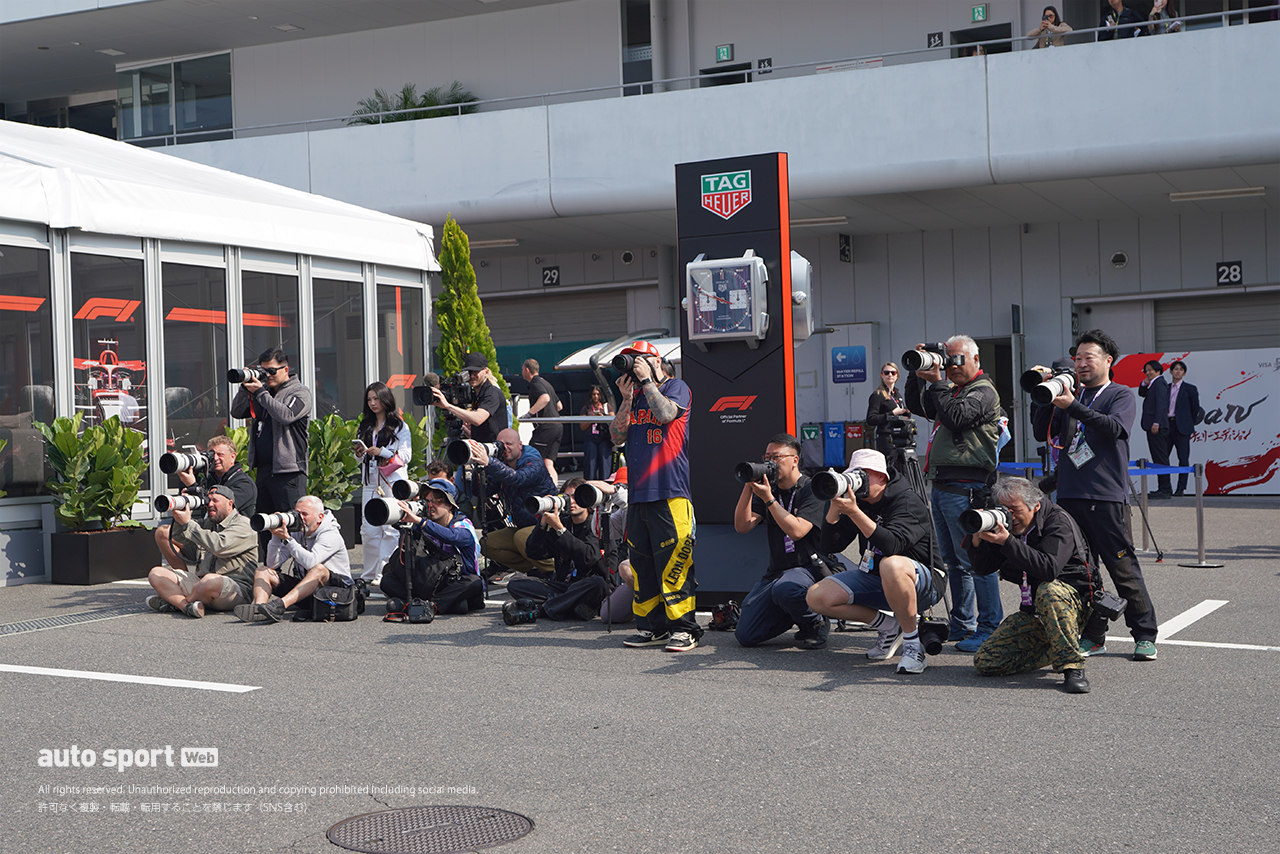 2026年F1第3戦日本GP土曜日／ルイス・ハミルトン（フェラーリ）の通勤風景を撮影するフォトグラファーたち