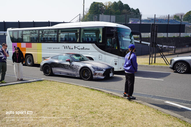 2026年F1第3戦日本GP土曜日／アンドレア・キミ・アントネッリ（メルセデス）の通勤風景