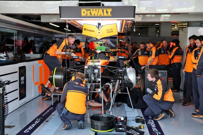 ランド・ノリス（マクラーレン）のマシンの準備を進めるチーム