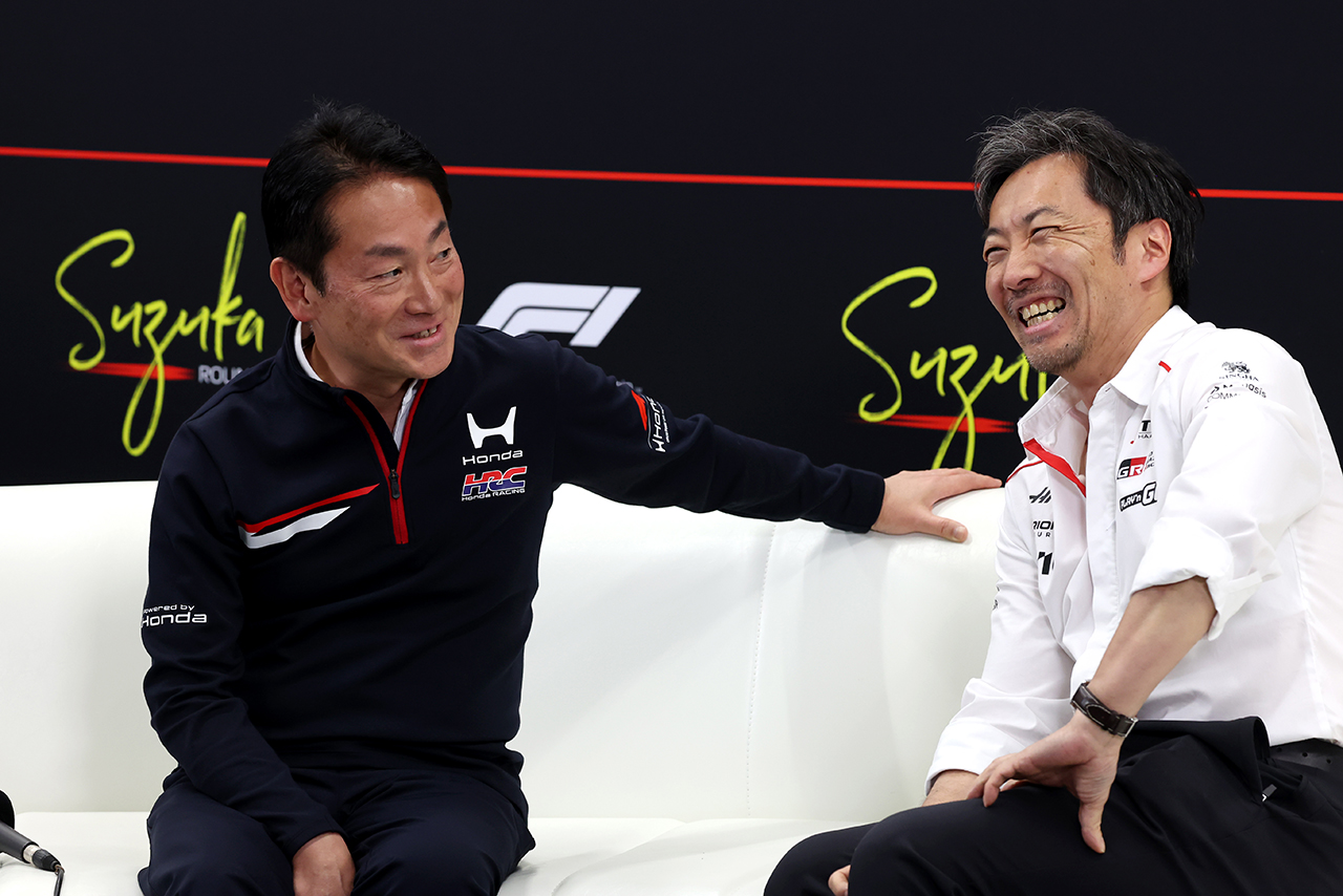FIA会見前に談笑するHRC渡辺康治社長と小松礼雄（ハース・チーム代表）