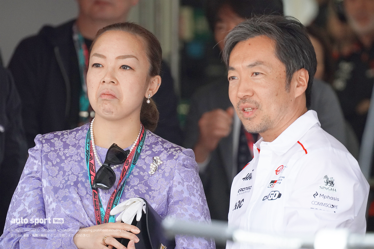 瑶子女王殿下と小松礼雄（ハース・チーム代表）