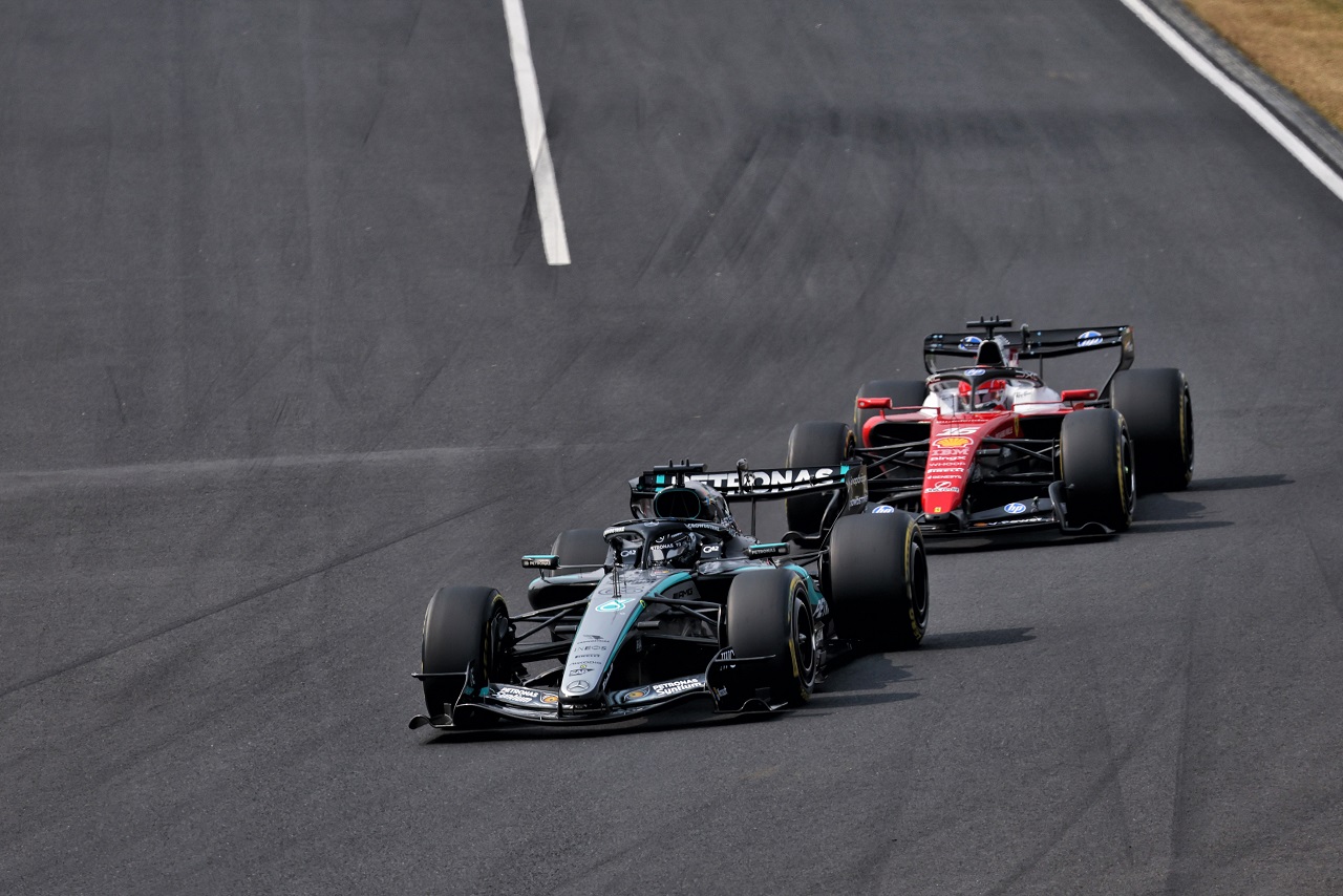 ジョージ・ラッセル（メルセデス）とシャルル・ルクレール（フェラーリ）のバトル