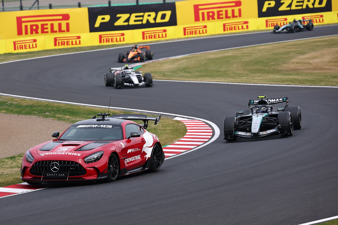 セーフティカーの後ろを走るアンドレア・キミ・アントネッリ（メルセデス）