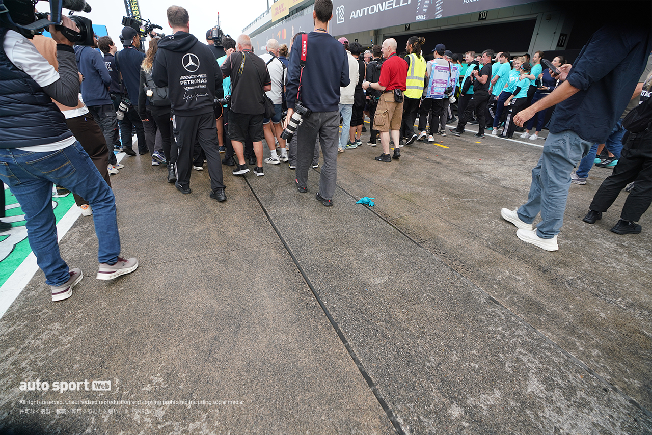 鈴鹿サーキットの路面はシャンパン（ノンアル）まみれ