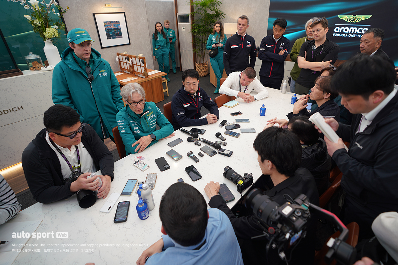 囲み取材に応じるアストンマーティンのチーフトラックサイドオフィサーを務めるマイク・クラックとホンダ・レーシング（HRC）の折原伸太郎トラックサイド・ゼネラルマネージャー兼チーフエンジニア