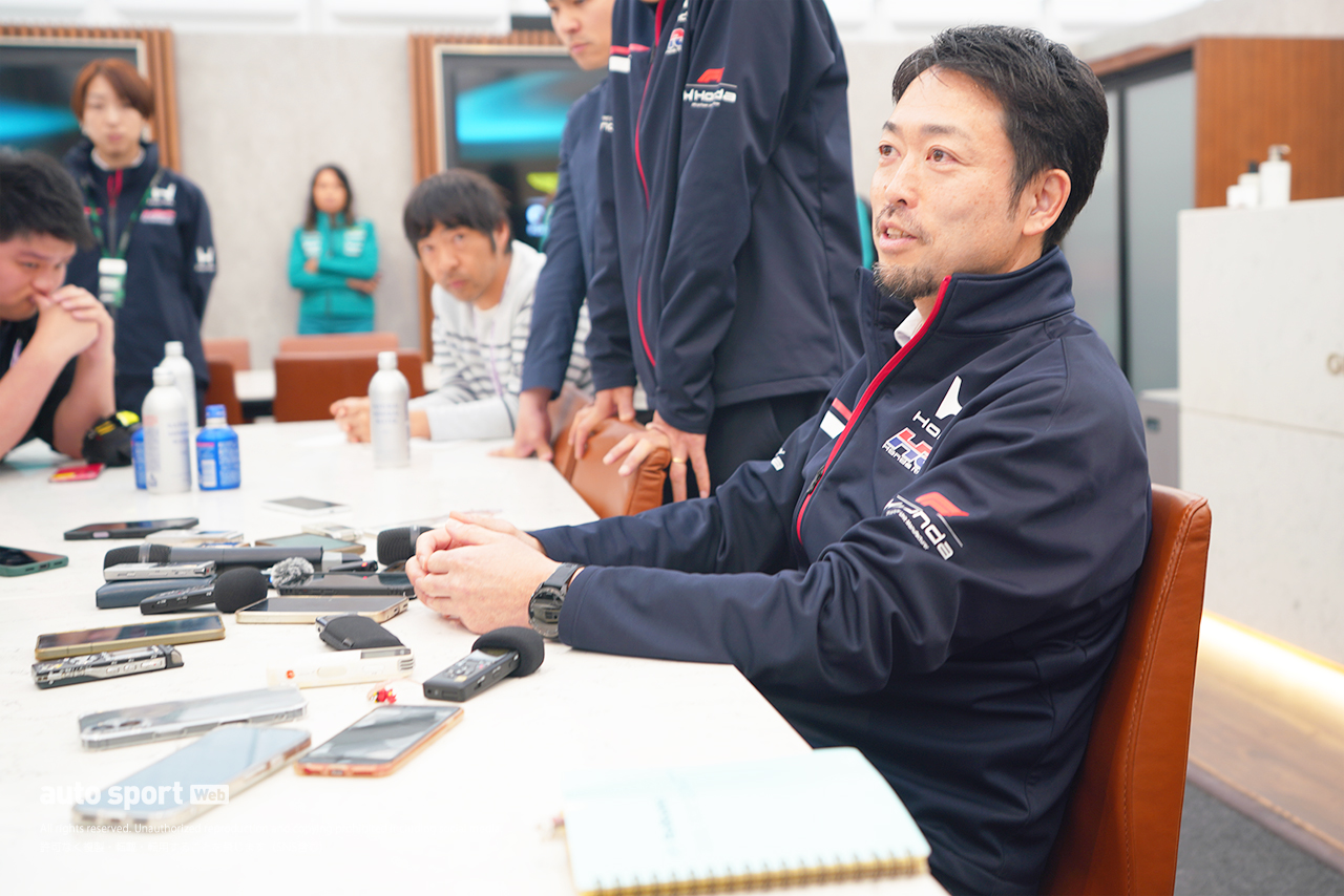 日本のメディアの囲み取材に応じたホンダ・レーシング（HRC）の折原伸太郎トラックサイド・ゼネラルマネージャー兼チーフエンジニア
