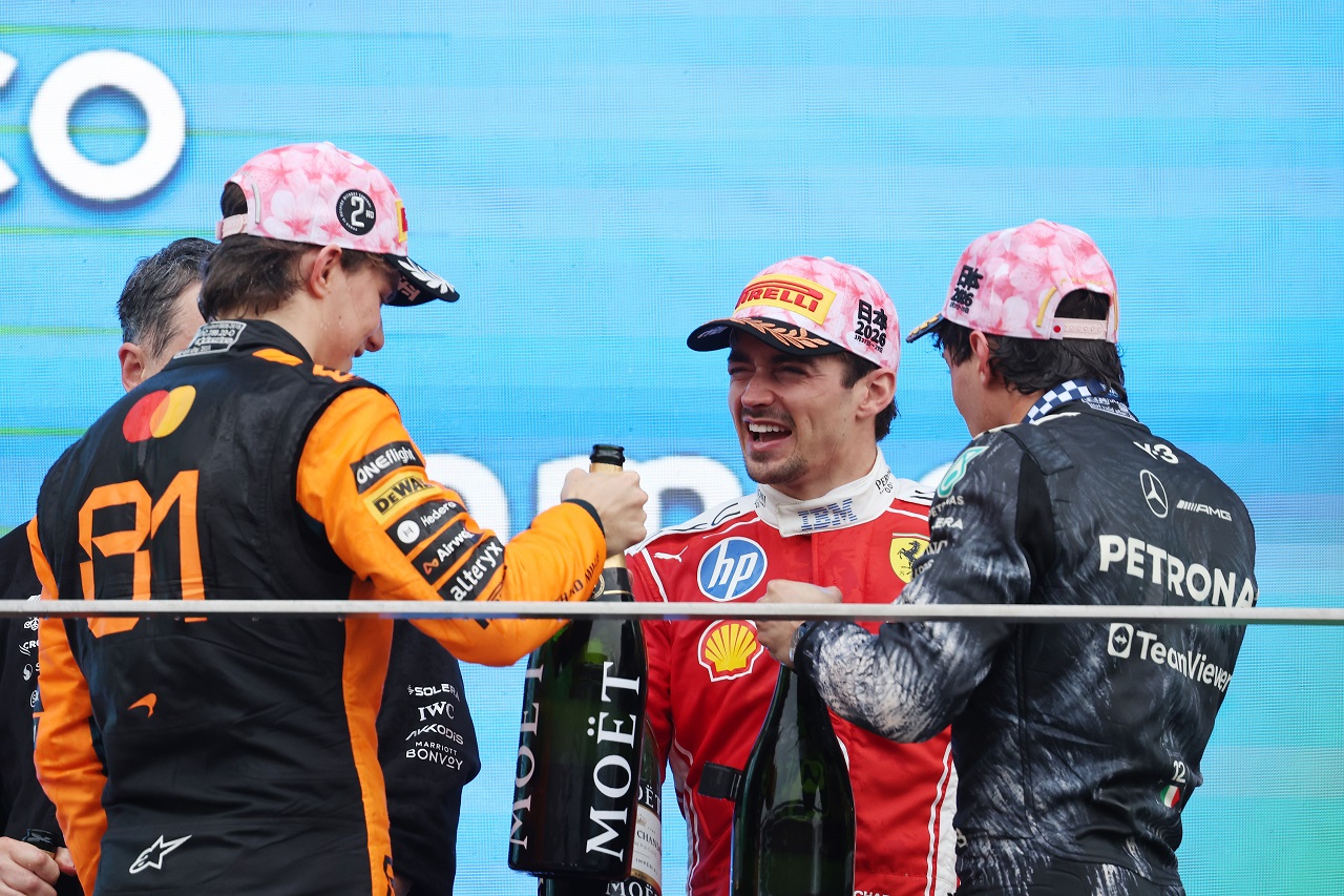 3位シャルル・ルクレール（フェラーリ）、2位オスカー・ピアストリ（マクラーレン）、ウイナーのアンドレア・キミ・アントネッリ（メルセデス）