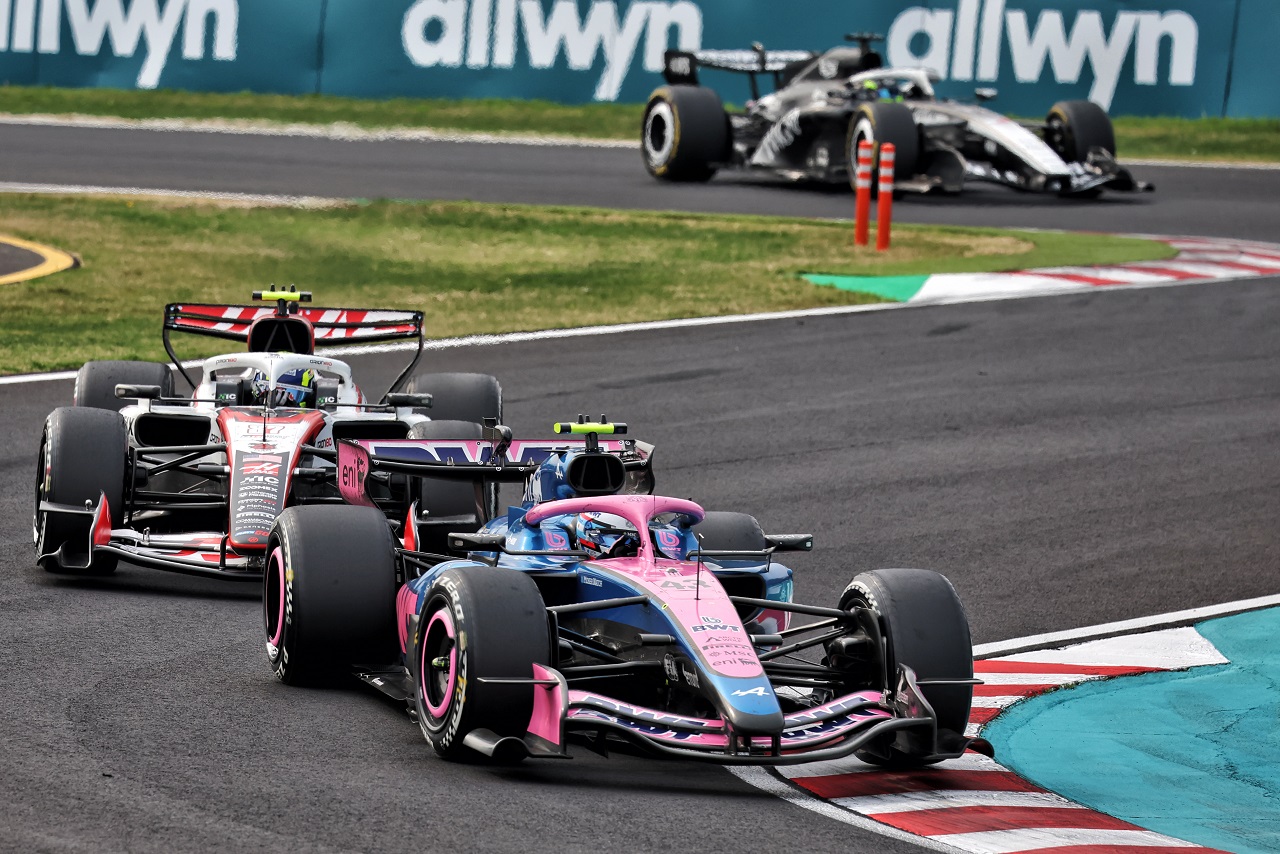 フランコ・コラピント（アルピーヌ）とオリバー・ベアマン（ハース）