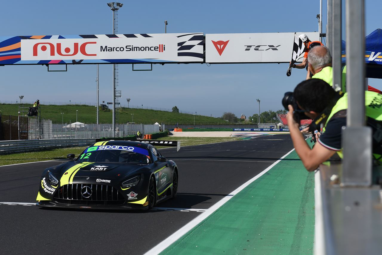 父マルコが運営するAKMモータースポーツの12号車メルセデスAMG GT3エボで2023年イタリアGT選手権第1戦レース1を制したアンドレア・キミ・アントネッリ