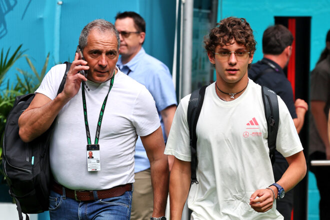 アンドレア・キミ・アントネッリ（メルセデス）と父マルコ・アントネッリ