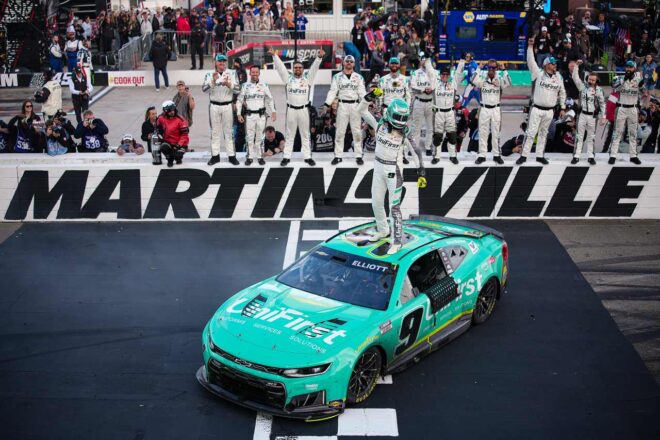 巧みなピット戦略でチェイス・エリオットが今季初優勝。シボレーようやくの未勝利脱出／NASCAR第7戦