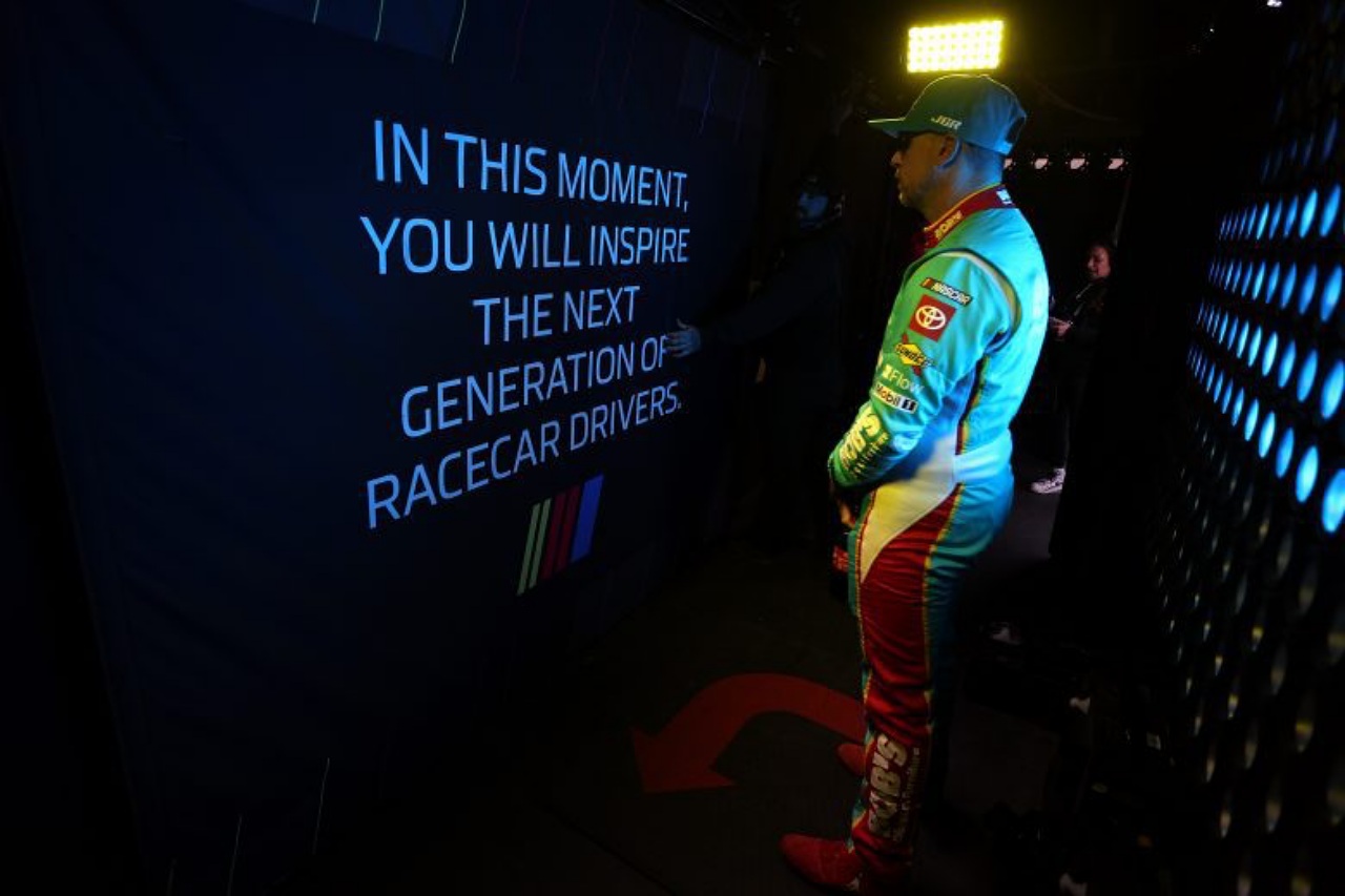 巧みなピット戦略でチェイス・エリオットが今季初優勝。シボレーようやくの未勝利脱出／NASCAR第7戦