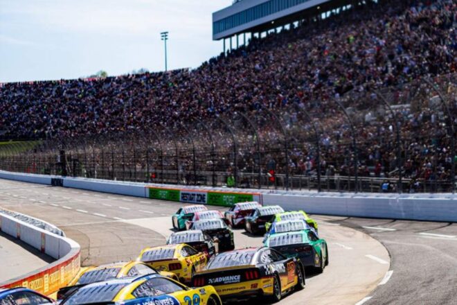 巧みなピット戦略でチェイス・エリオットが今季初優勝。シボレーようやくの未勝利脱出／NASCAR第7戦