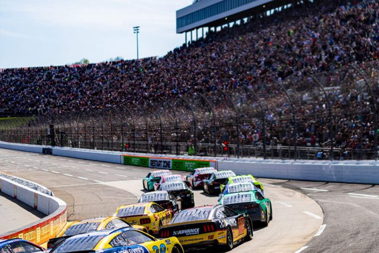 巧みなピット戦略でチェイス・エリオットが今季初優勝。シボレーようやくの未勝利脱出／NASCAR第7戦