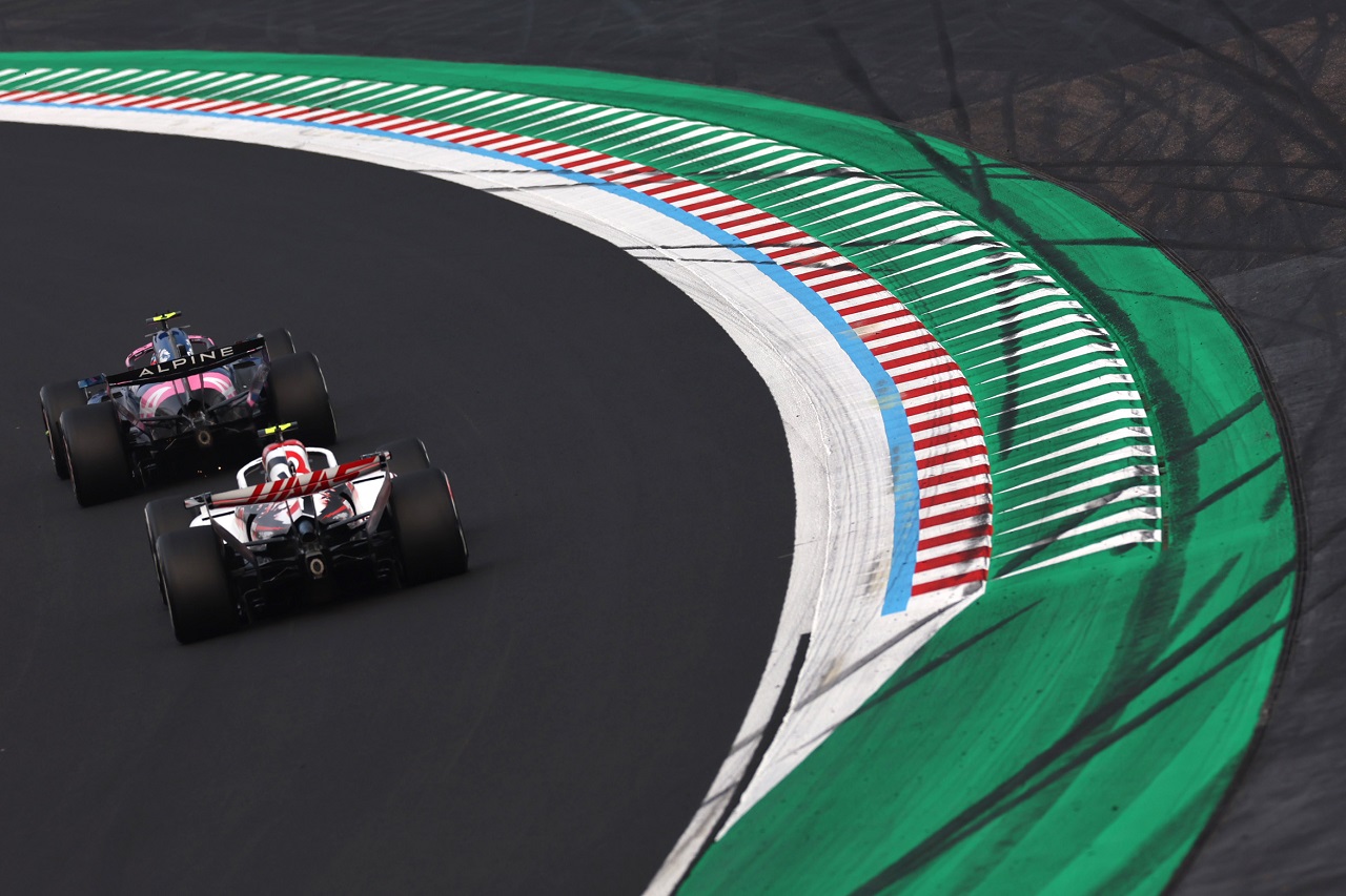 フランコ・コラピント（アルピーヌ）とオリバー・ベアマン（ハース）