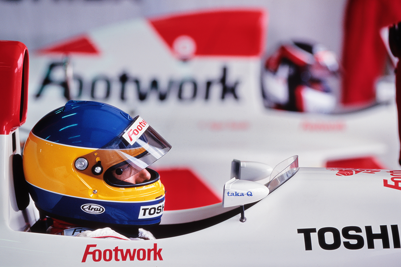 1992年のF1を戦うフットワークのミケーレ・アルボレート（手前）、鈴木亜久里（奥）