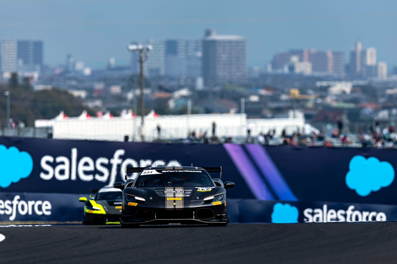 フェラーリ・チャレンジ・ジャパン2026開幕。32台の『296チャレンジ』がF1日本GPの鈴鹿で熱いバトルを展開