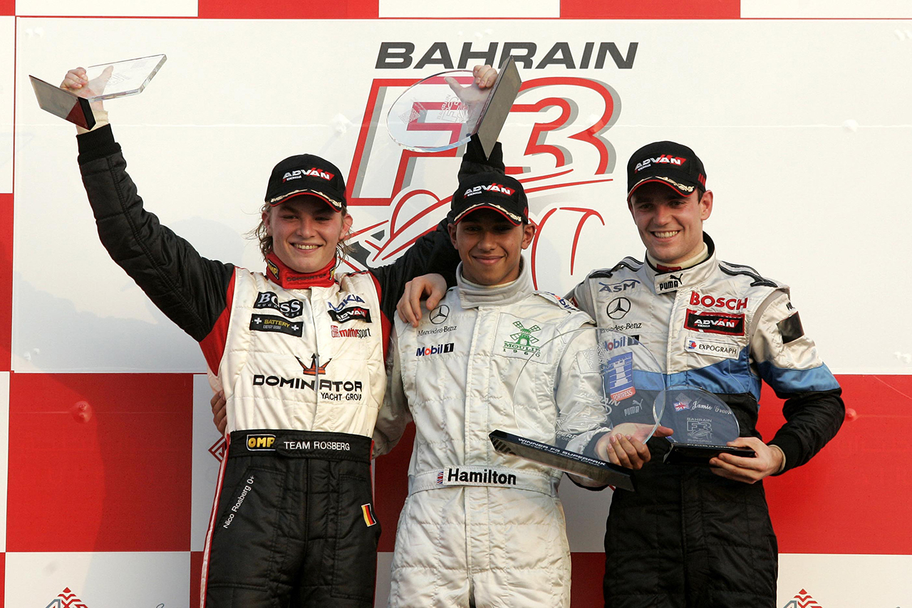 2004年F3バーレーン・スーパープリを制したルイス・ハミルトン（マノー・モータースポーツ）。2位はニコ・ロズベルグだった