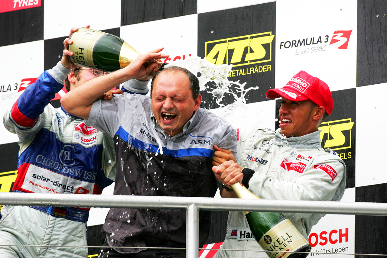 2005年ユーロF3に参戦するルイス・ハミルトン（ASM）とASMチーム代表のフレデリック・バスール