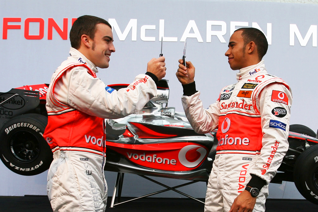 マクラーレンの2007年体制発表時に、スポンサーであるボーダフォンの携帯でお互いの写真を撮るフェルナンド・アロンソとルイス・ハミルトン