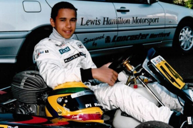 1998年にマクラーレン・メルセデスの若手育成プログラムと契約したルイス・ハミルトン