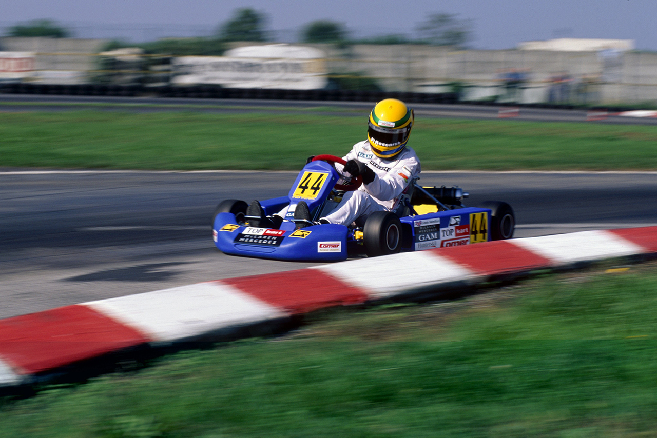 1998年にマクラーレン・メルセデスの若手育成プログラムと契約したルイス・ハミルトン