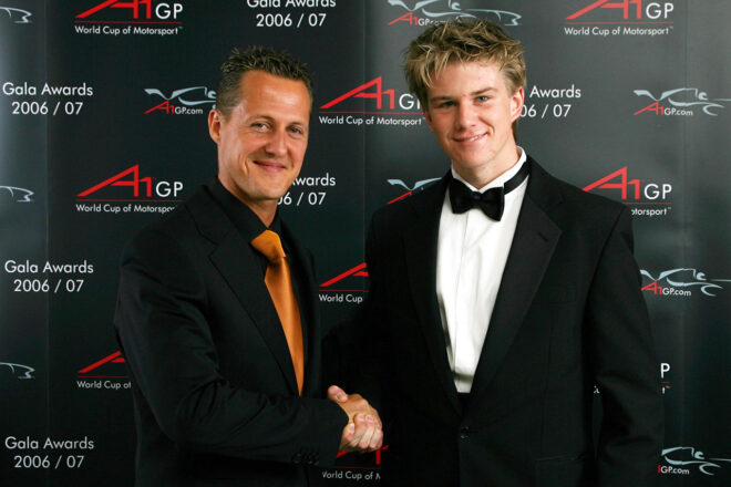 2006-2007シーズンA1GPの年間表彰式ではミハエル・シューマッハーと握手したニコ・ヒュルケンベルグ