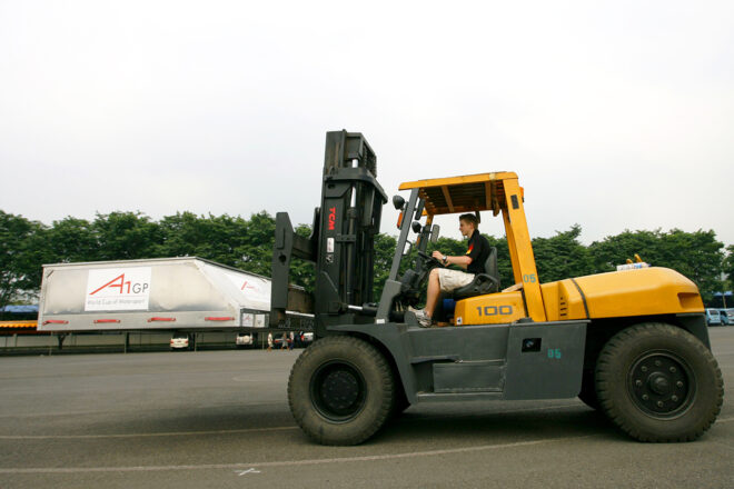 A1GP参戦時の2006年に撮影されたフォークリフトを乗り回すニコ・ヒュルケンベルグ（チームドイツ）実家は祖父から続く運送業だ