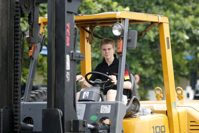 A1GP参戦時の2006年に撮影されたフォークリフトを乗り回すニコ・ヒュルケンベルグ（チームドイツ）実家は祖父から続く運送業だ