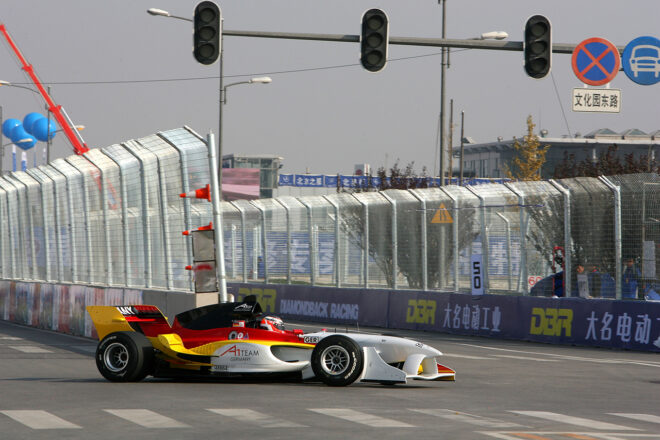 2006-2007シーズンA1GP第3戦の舞台は北京市街地コース。180度のヘアピンを各車が安全に曲がることができず問題に