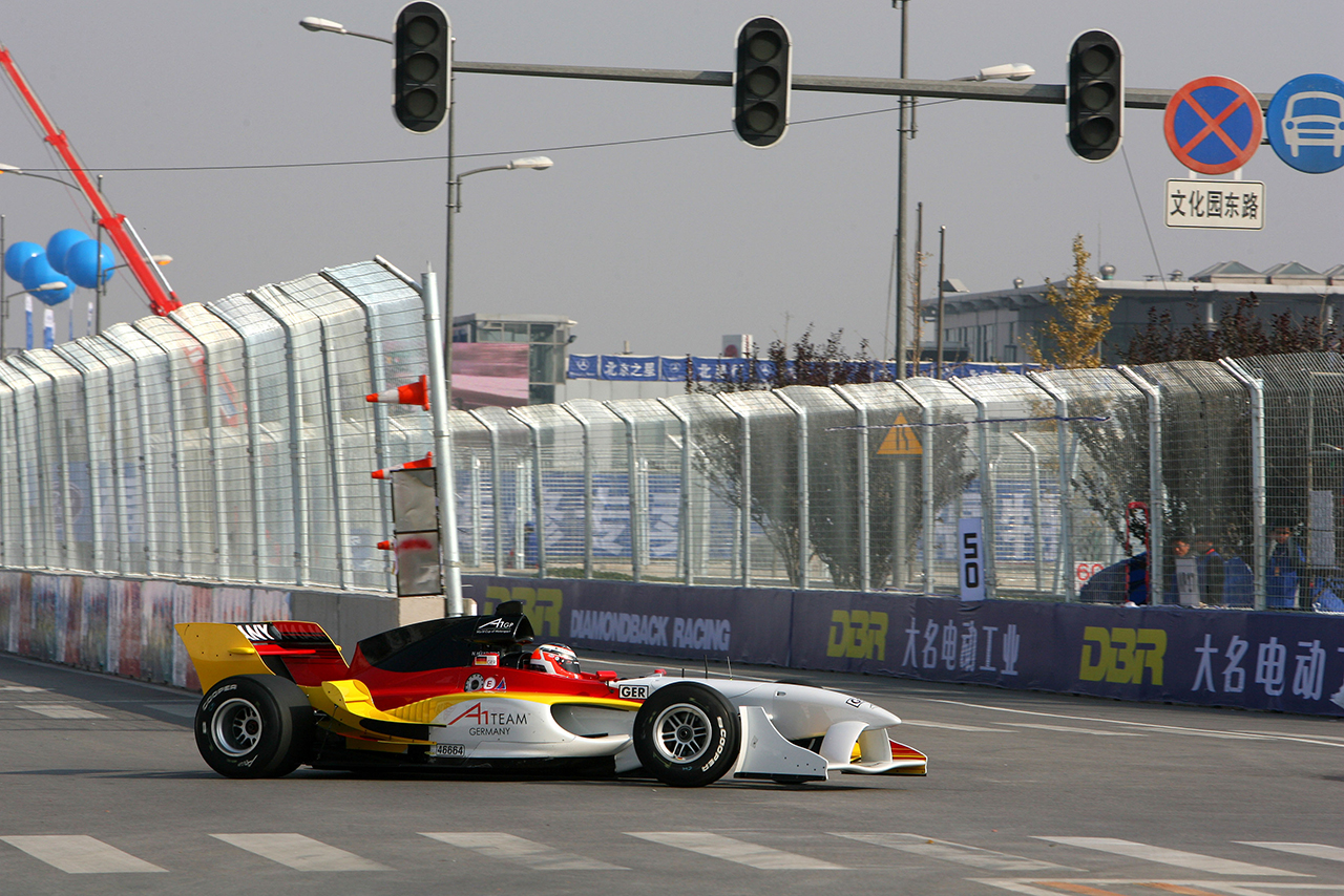 2006-2007シーズンA1GP第3戦の舞台は北京市街地コース。180度のヘアピンを各車が安全に曲がることができず問題に