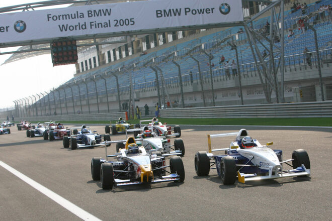 2005年フォーミュラBMWワールドファイナル（バーレーン）／ニコ・ヒュルケンベルグ（ヨーゼフ・カウフマン・レーシング）とセバスチャン・ブエミ（ミュッケ・モータースポーツ）の攻防